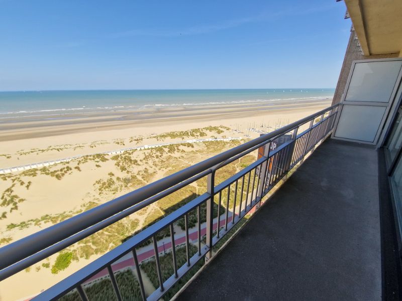 PANORAMISCH ZICHT OP ZEE vanop verdieping 14 foto 2