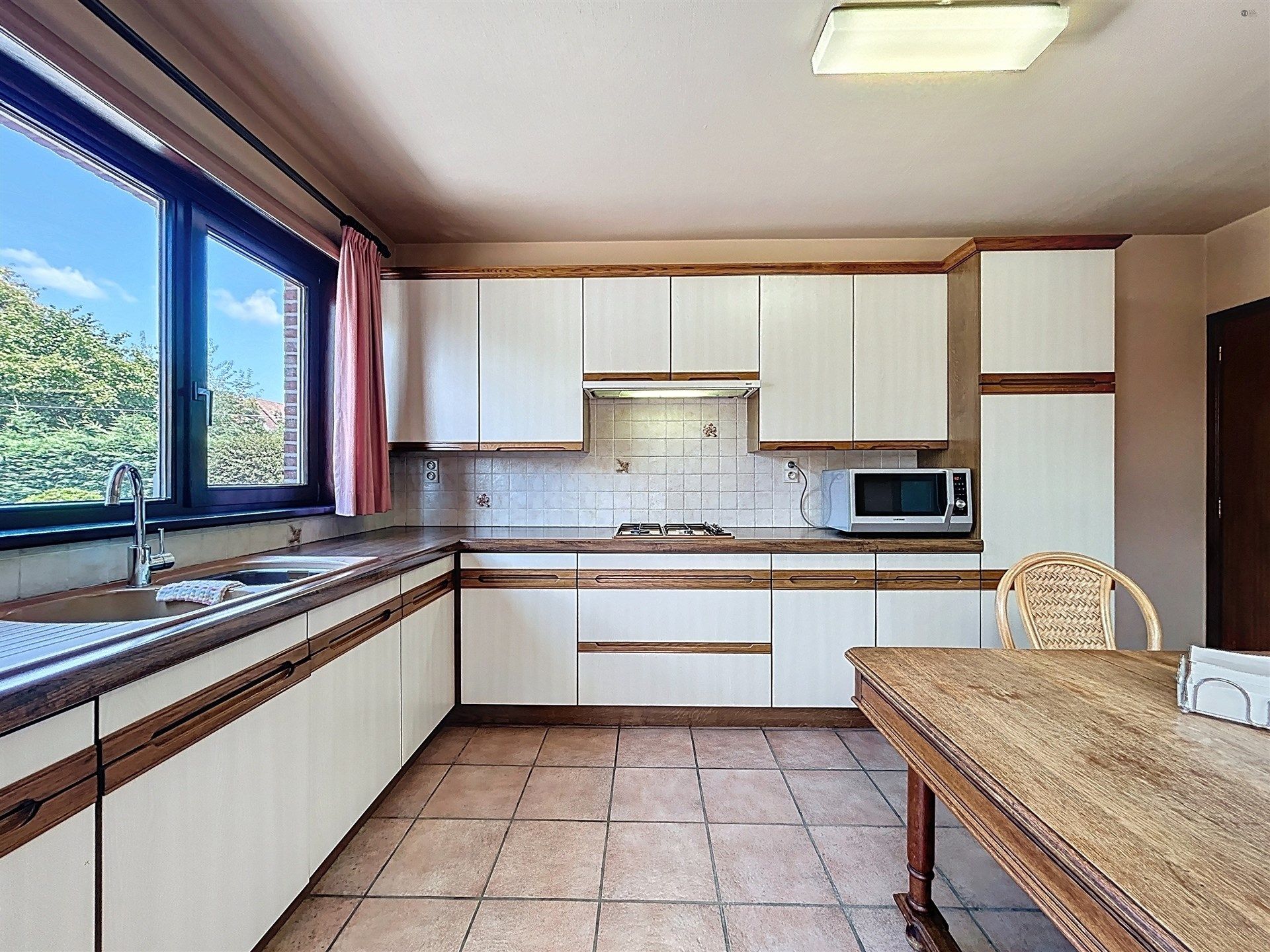 Rustig gelegen en instapklare open bebouwing (type bungalow)  met garage op perceel van 885m²  foto 4