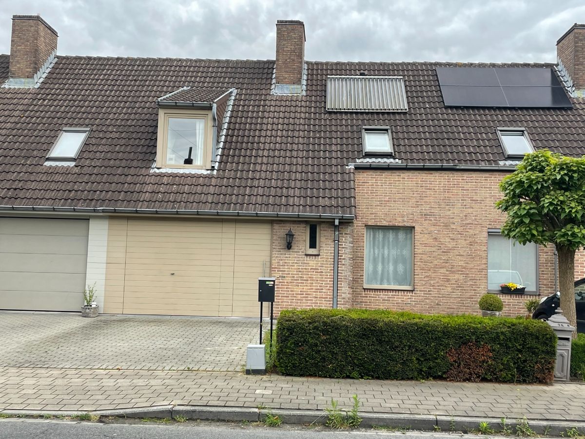 EENGEZINSWONING + garage & tuin foto 2