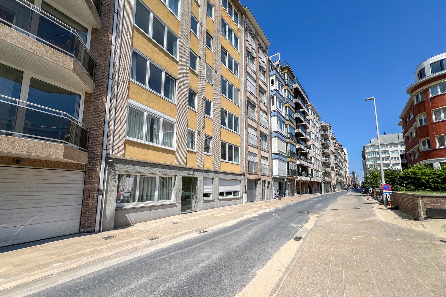 Hoofdfoto van de publicatie: Gunstig twee-slaapkamer appartement vlakbij het strand van Duinbergen.