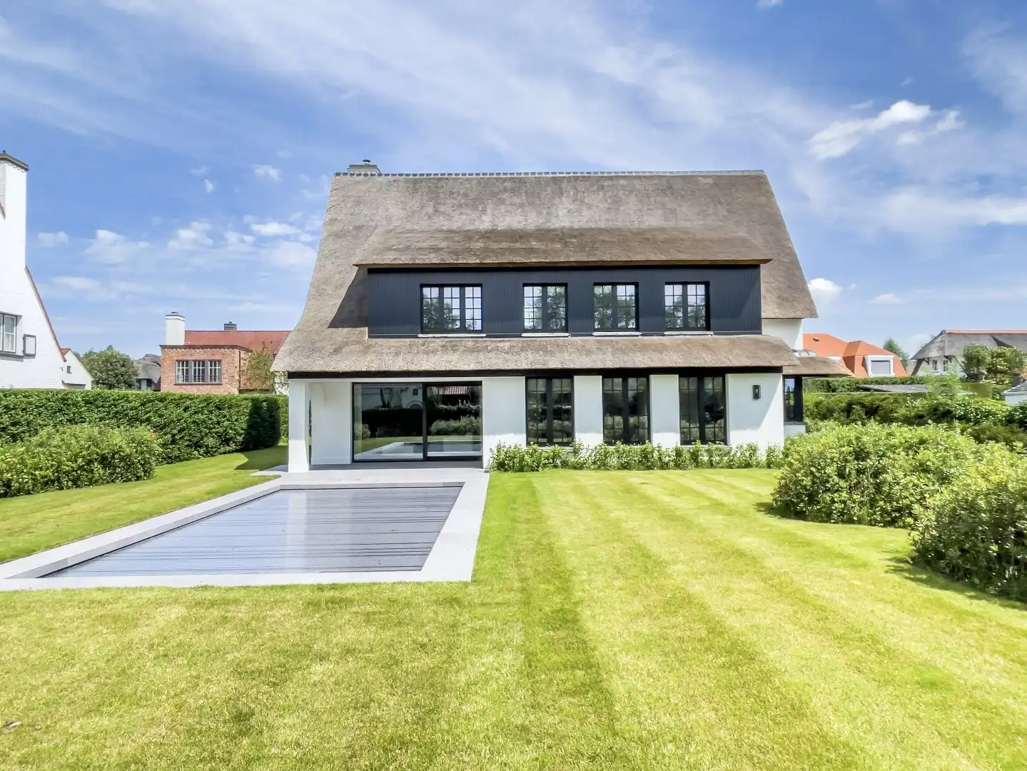 Volledig gerenoveerde, alleenstaande villa, rustig gelegen in een doodlopende straat aan de rand van het Zoute. foto {{pictureIndex}}