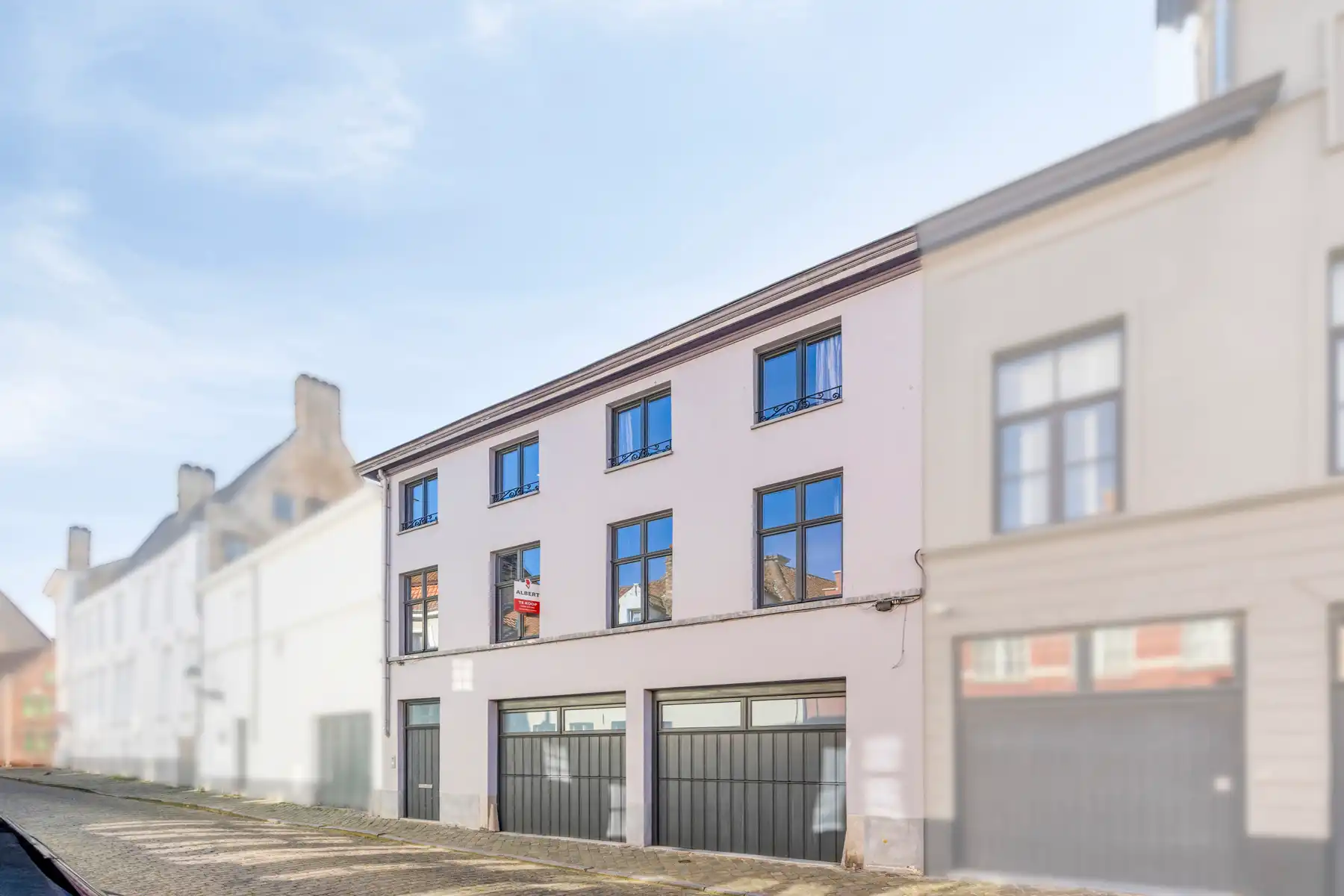Gerenoveerde burgerwoning met dubbele garage foto {{pictureIndex}}