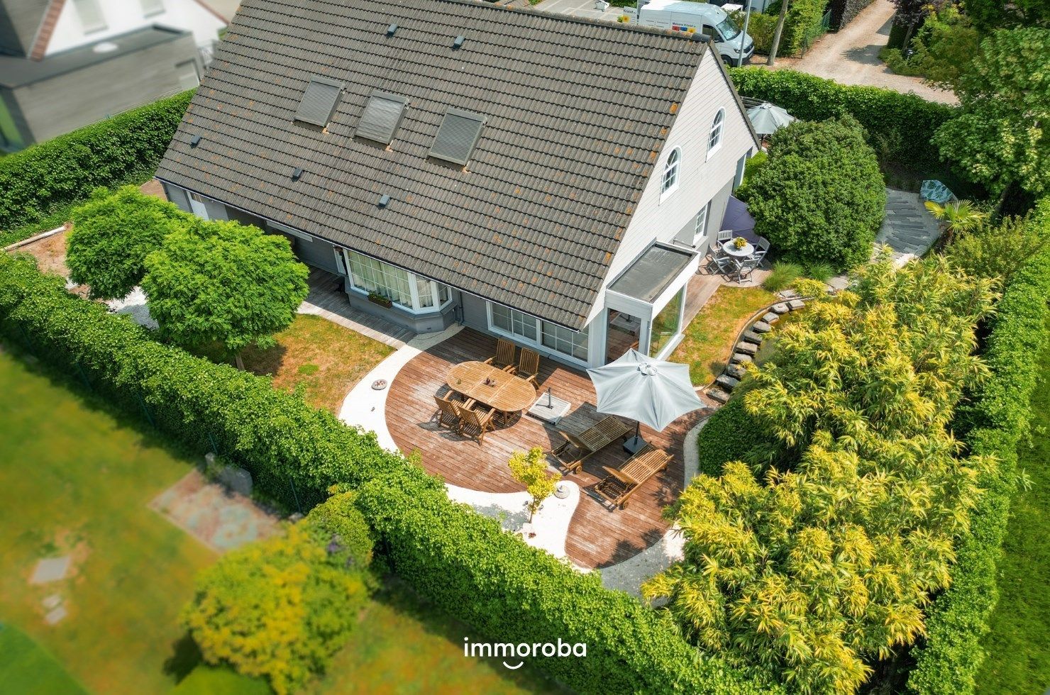 Te koop in Zulte – Woning met praktijkruimte TE KOOP !! (ideaal voor zelfstandigen of vrij beroepen)  foto {{pictureIndex}}