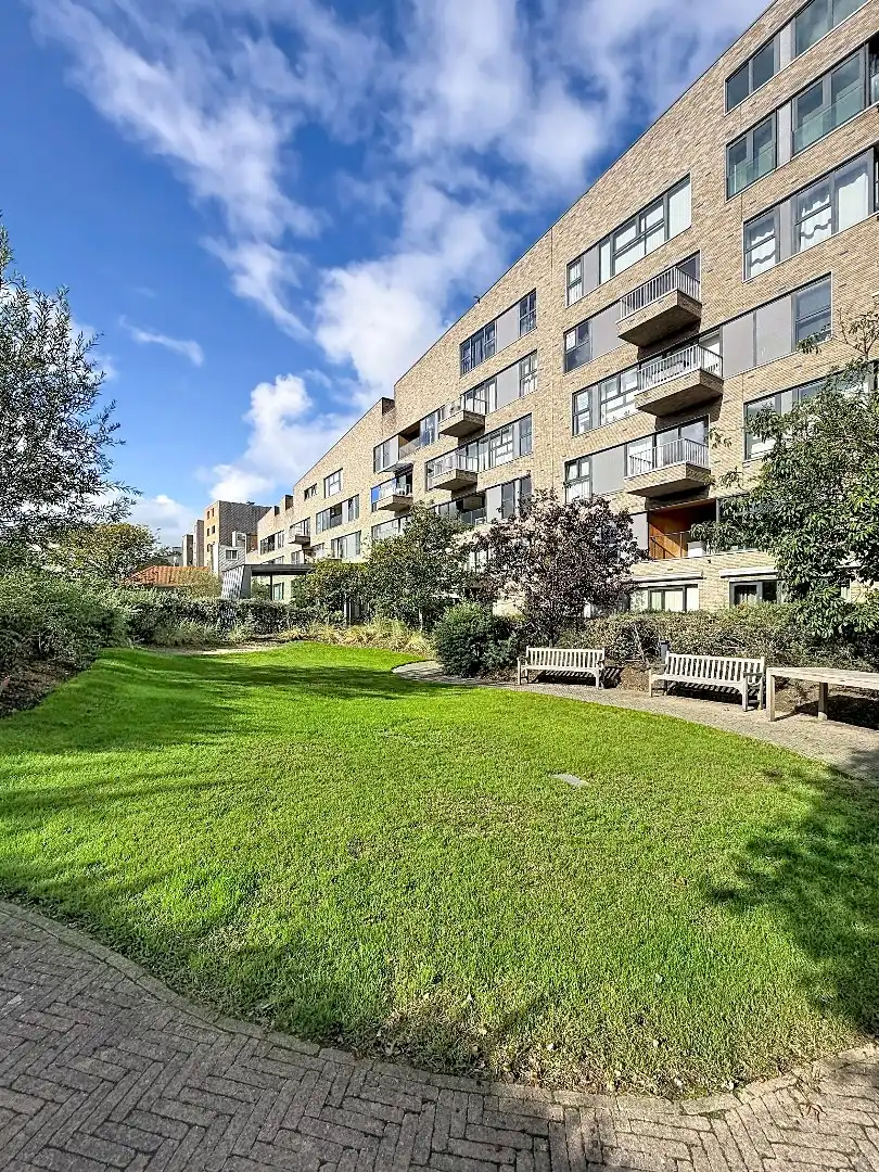 Zongericht appartement met terras in het stadcentrum doch in een oase van groen foto 2