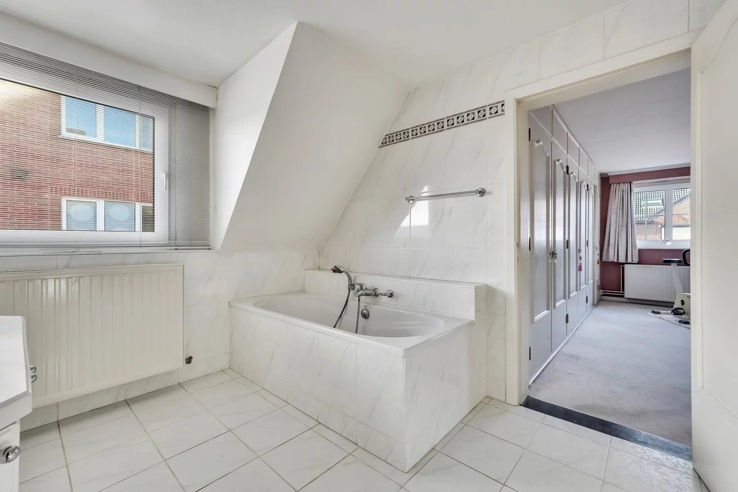 Ruime, statige villa met praktijkruimte foto 10