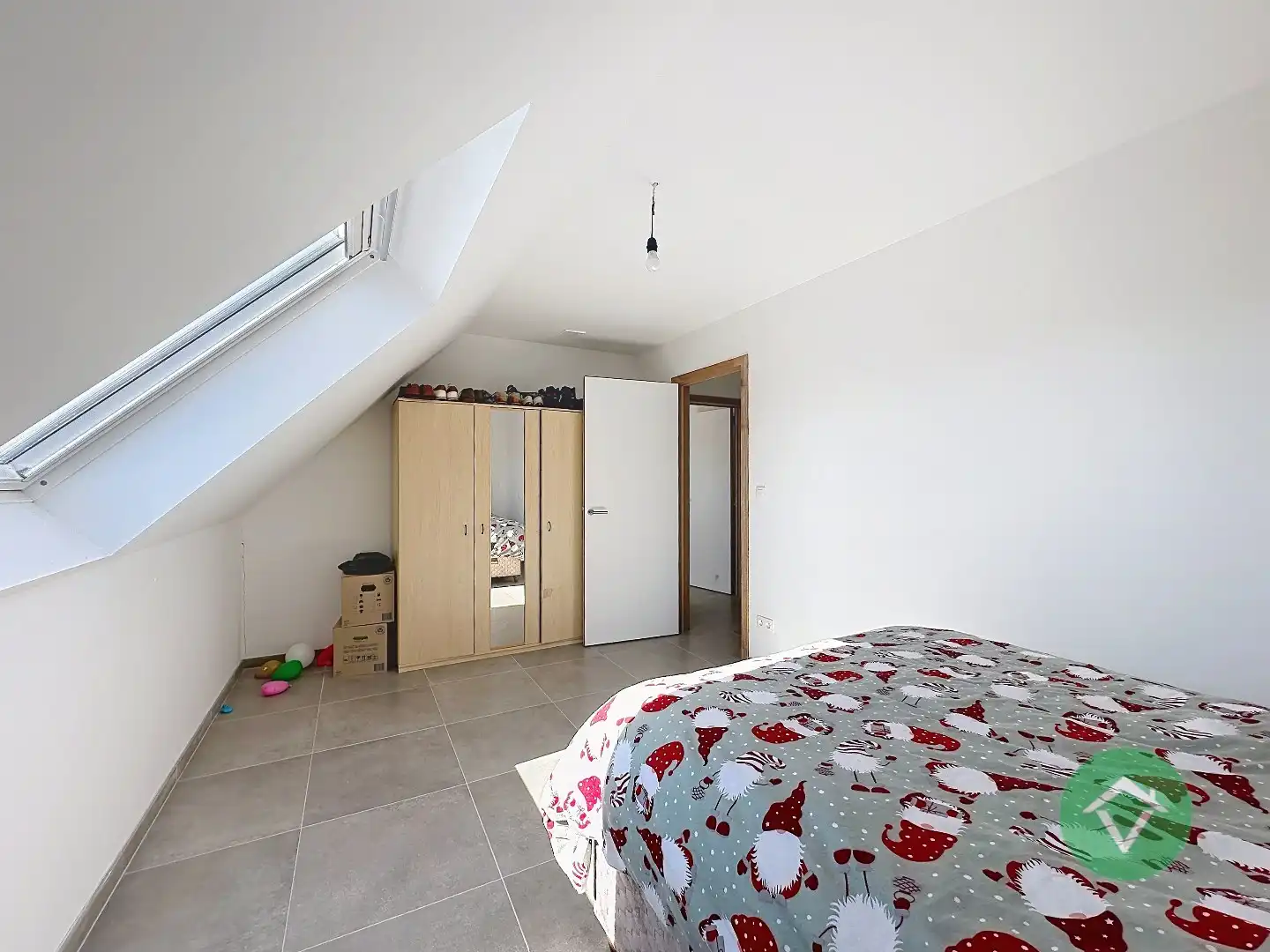 Moderne nieuwbouw tussenwoning met drie slaapkamers en garage in Moere foto 12