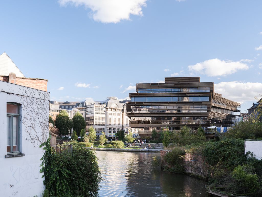 Bijzondere herenwoning met unieke ligging aan het water foto 15