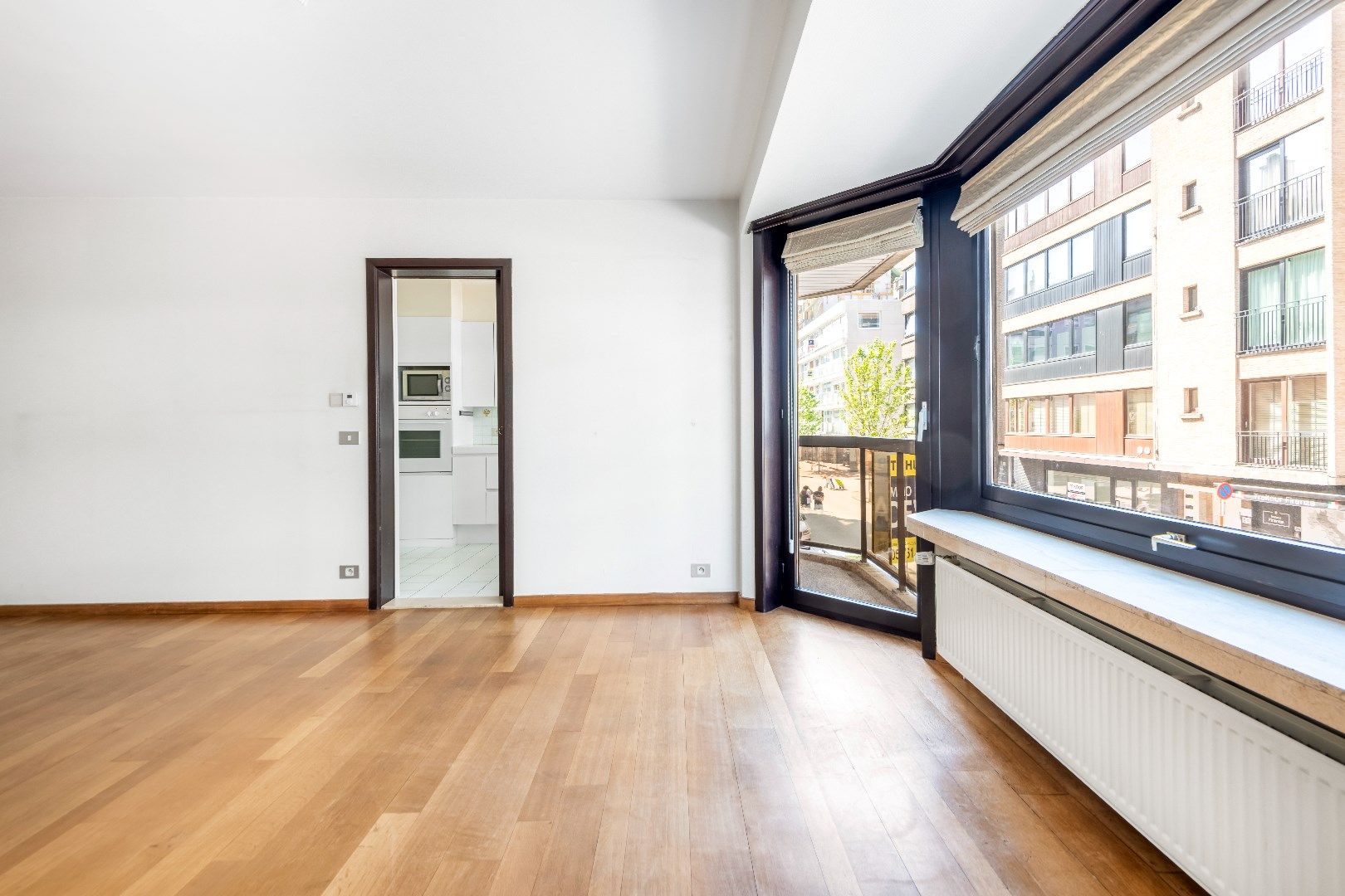 Ruim, ongemeubeld appartement met groot zonneterras achteraan, gelegen op de Kustlaan. foto 4