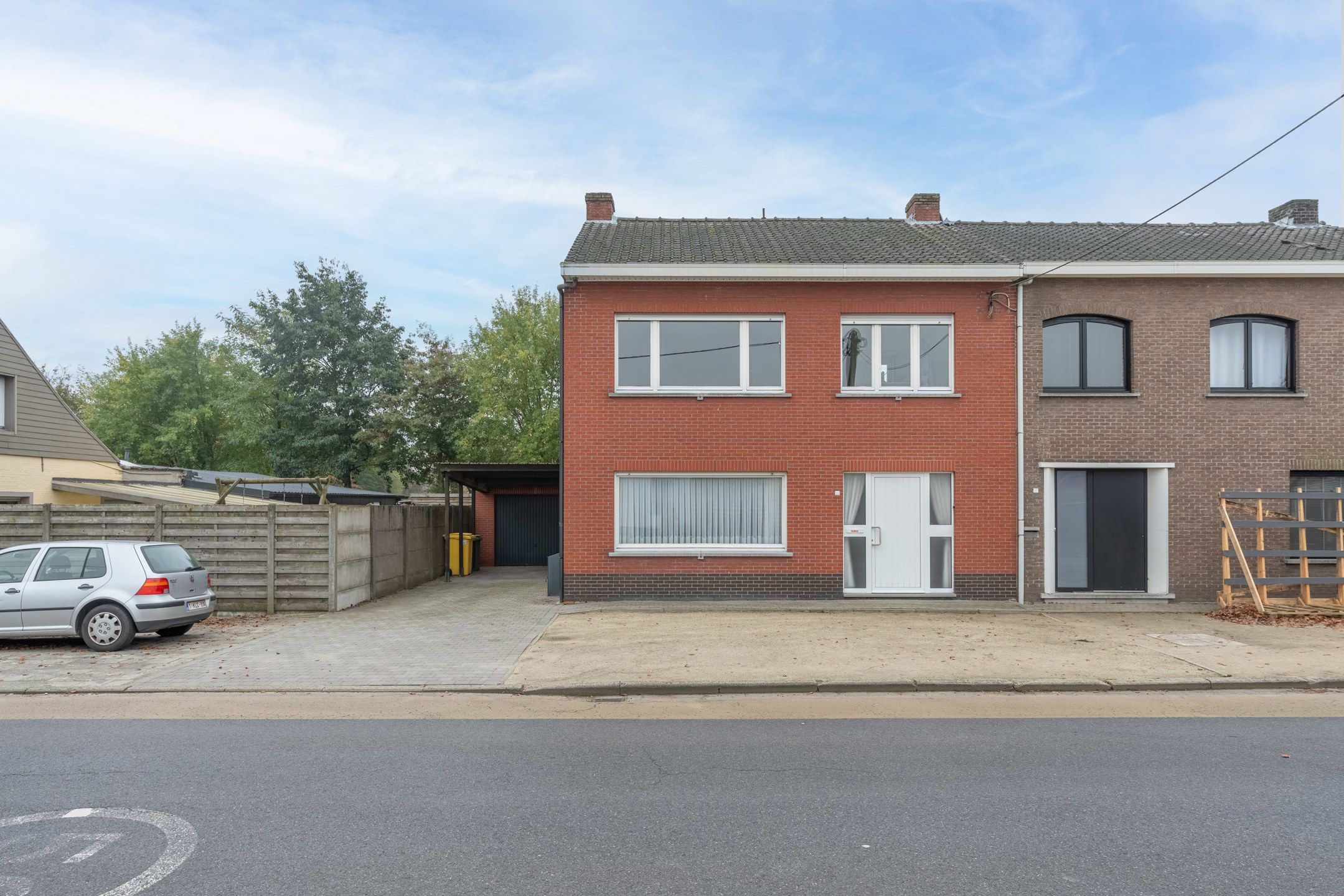 Hoofdfoto van de publicatie: Op te frissen woning met o.a. 3 slpks en garage op 295m².