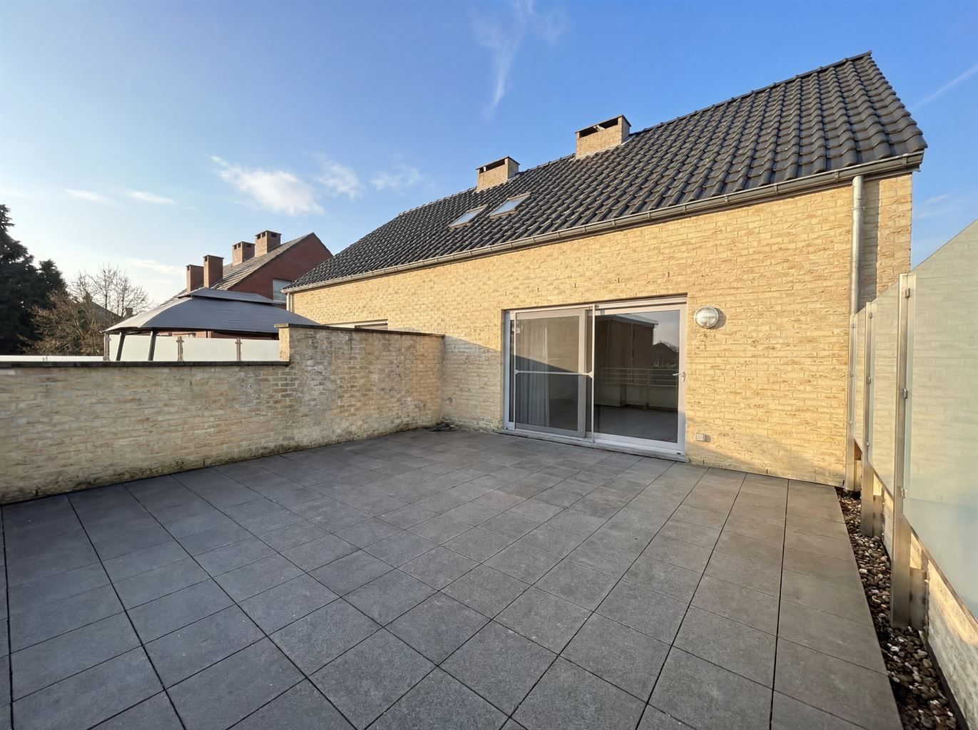 Ruim duplexappartement met 2 slaapkamers, terras, autostaanplaats en kelderberging. foto 6