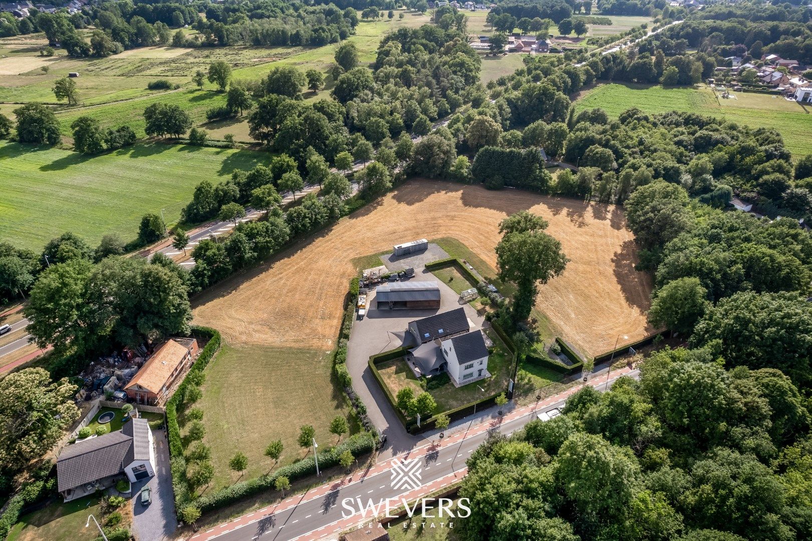 Unieke, veelzijdige open bebouwing met vergund bijgebouw  foto {{pictureIndex}}
