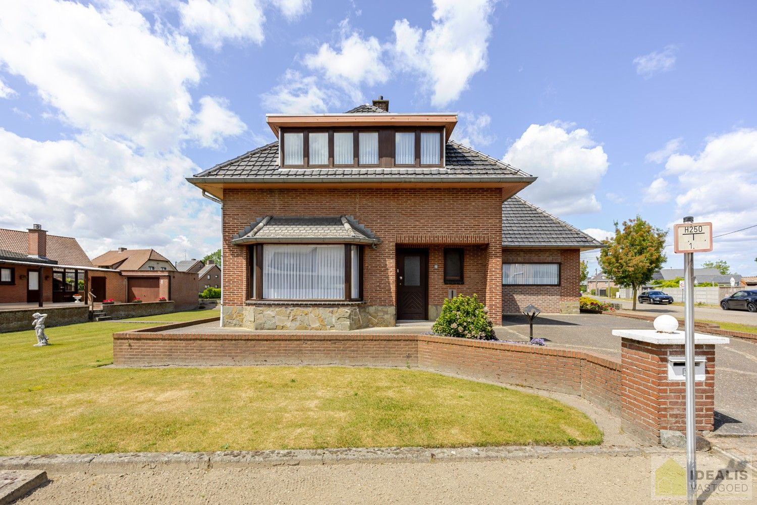 CHARMANTE EN TE RENOVEREN EENGEZINSWONING MET 4 SLAAPKAMERS OP EEN KNAP PERCEEL EN GEGEERDE LOCATIE !! foto {{pictureIndex}}