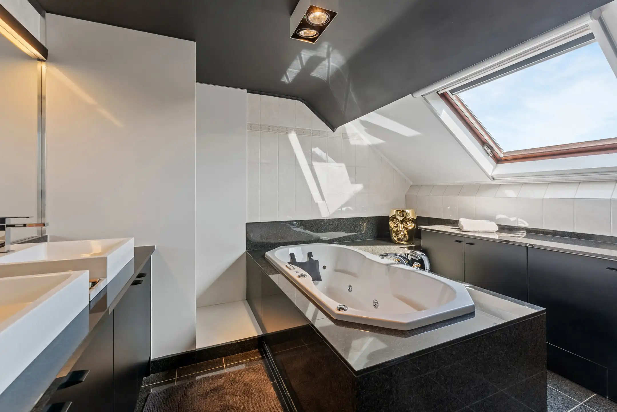 Ruime woning met tal van mogelijkheden te Valmeer foto 22