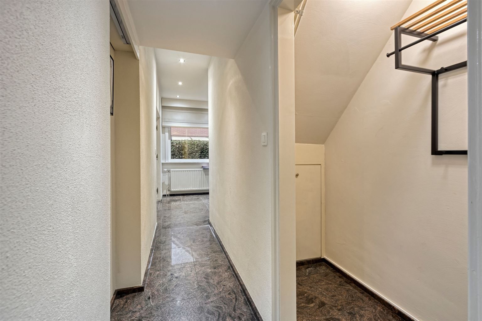 Vrijstaande woning met 3 slaapkamers, inpandige garage en een omheinde tuin, rustig gelegen nabij het centrum van Maaseik. foto 3