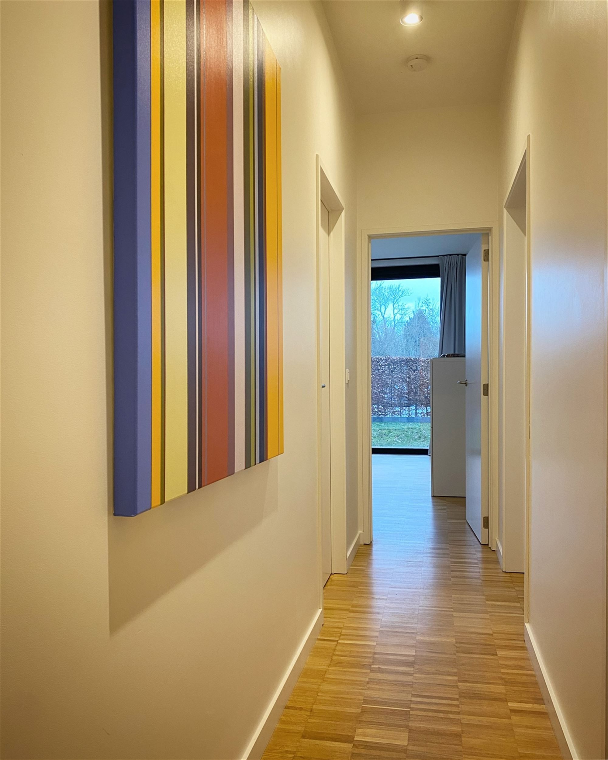 Aangenaam kwalitatief APPARTEMENT (gelijkvloers) met 2 slpks, tuintje/terras, ruime garage (tot 2 wagens) en kelderberging foto 3