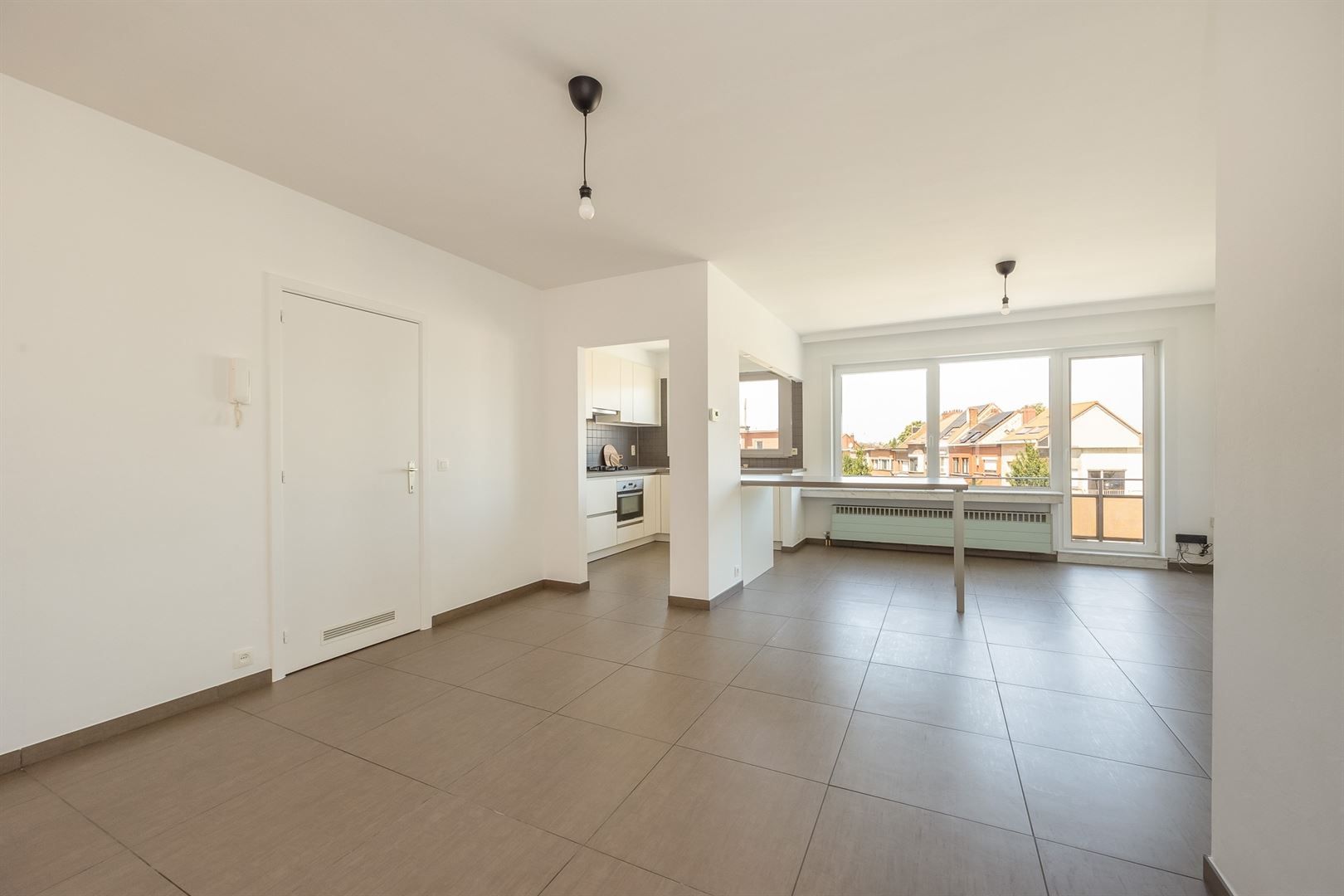 Licht en ruim appartement met 2 slpks en terrasje op centrale locatie foto 5