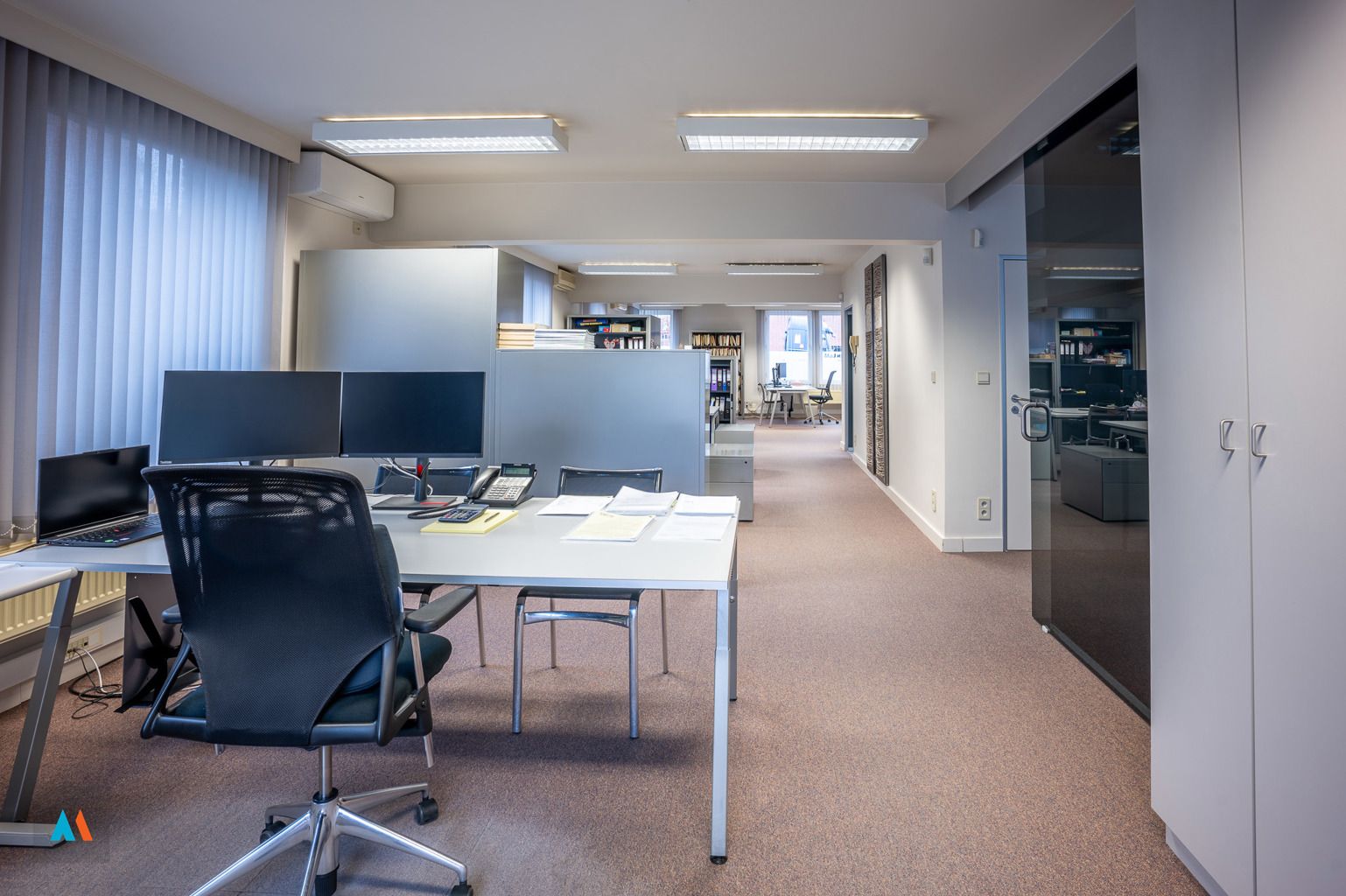 Kantoorgebouw met dakappartement foto 5