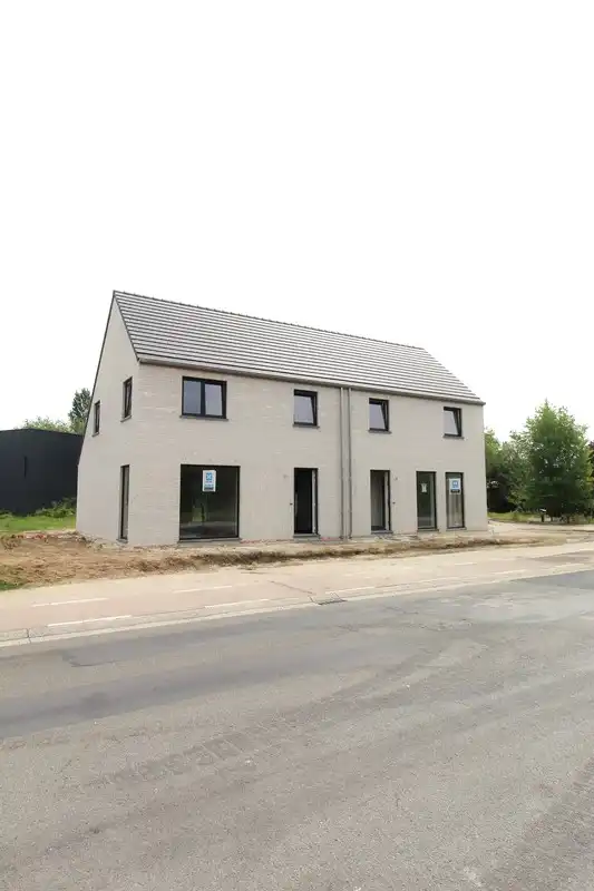 Landelijke halfopen woningen nabij het centrum van Rumbeke foto 2