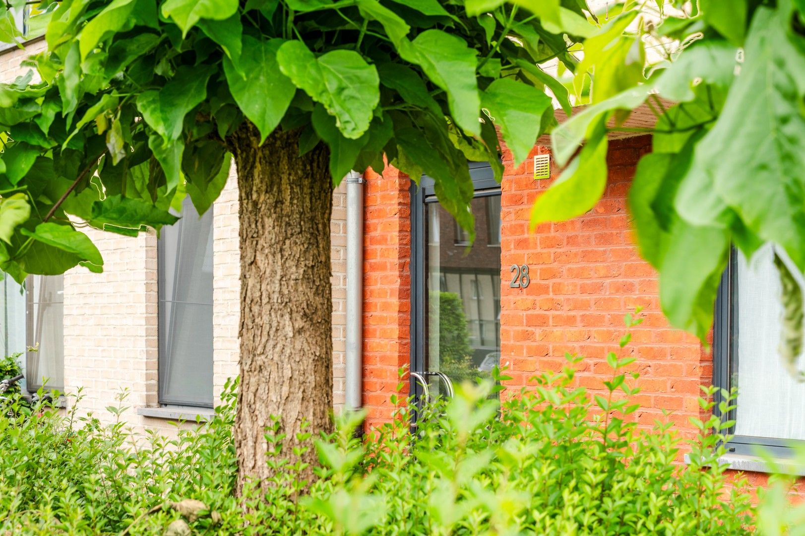 Gelijkvloers appartement + tuin en garagebox te Burcht! foto {{pictureIndex}}