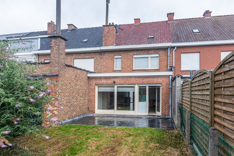 Centraal gelegen, te moderniseren woning met tuin, garage en 3 slaapkamers (meer kamers mogelijk op ruime zolder). foto 12