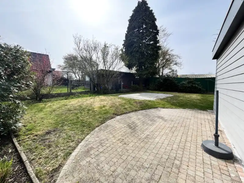 Landelijk gelegen woning met tuin en 3 garages foto 6