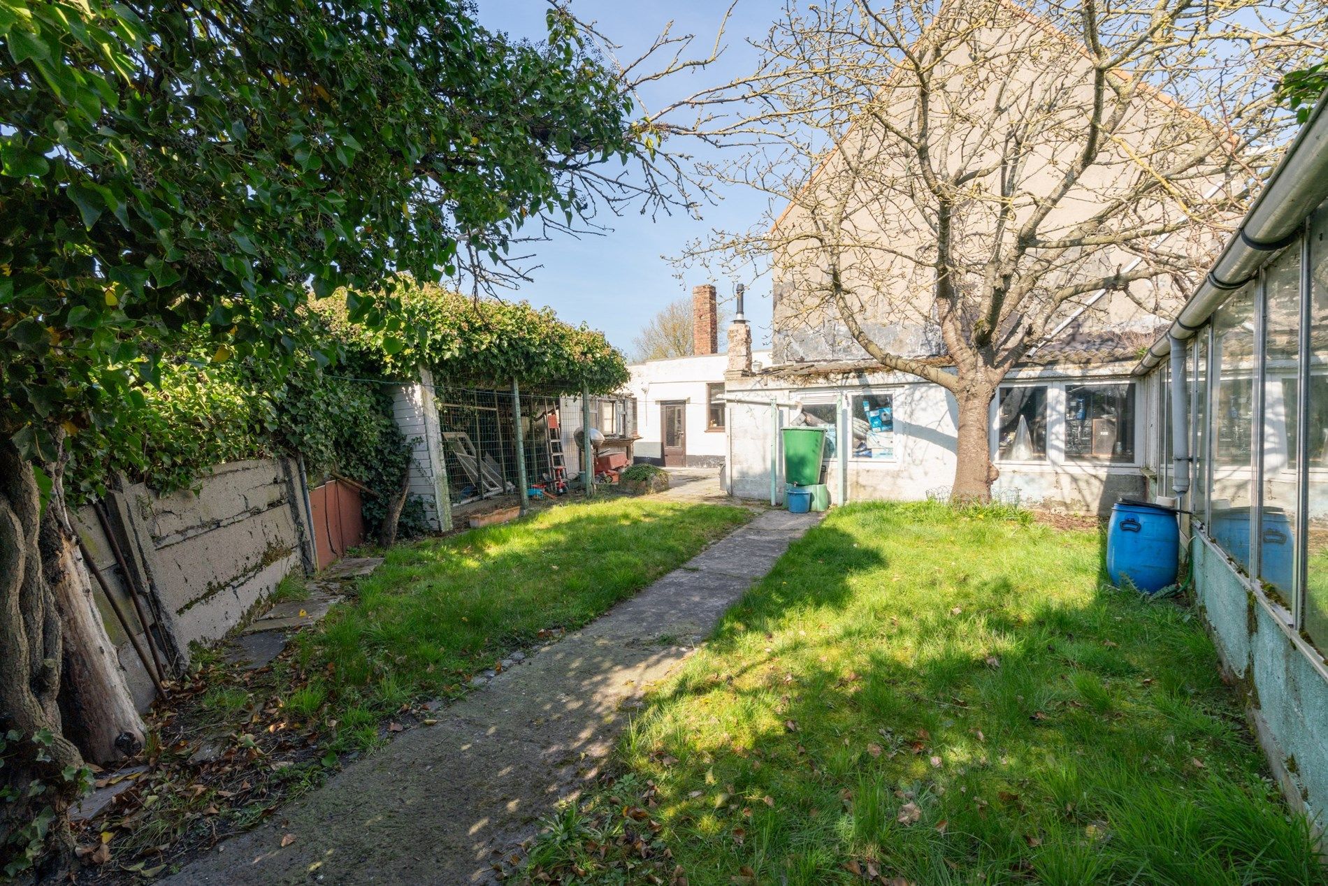 Hoofdfoto van de publicatie: Hoekwoning met veel potentieel te Zwankendamme