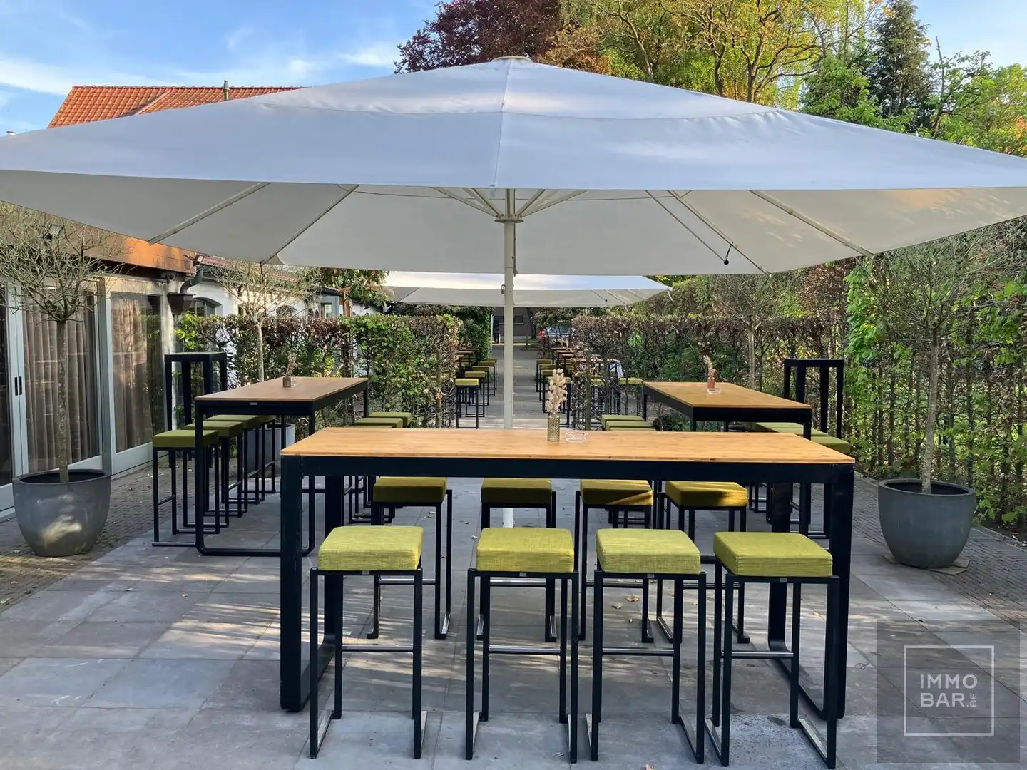 Veelzijdig handelspand met woonst en uitstekende bereikbaarheid foto {{pictureIndex}}