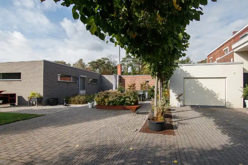 Knap afgewerkte, energiezuinige en ruime woning met vier slaapkamers, guesthouse/praktijkruimte op een centrale (maar toch bosrijke!) locatie te As foto 32