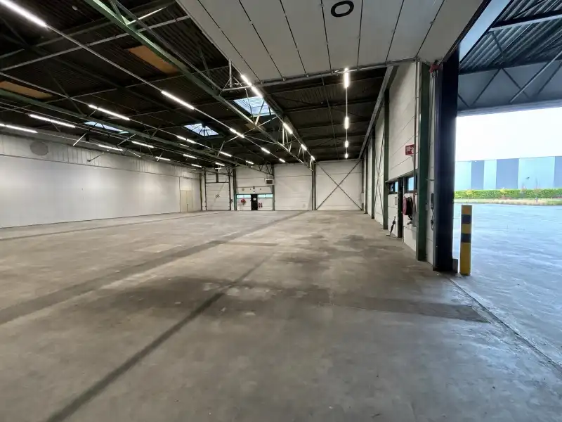 Magazijn met kantoorruimte te huur foto 4