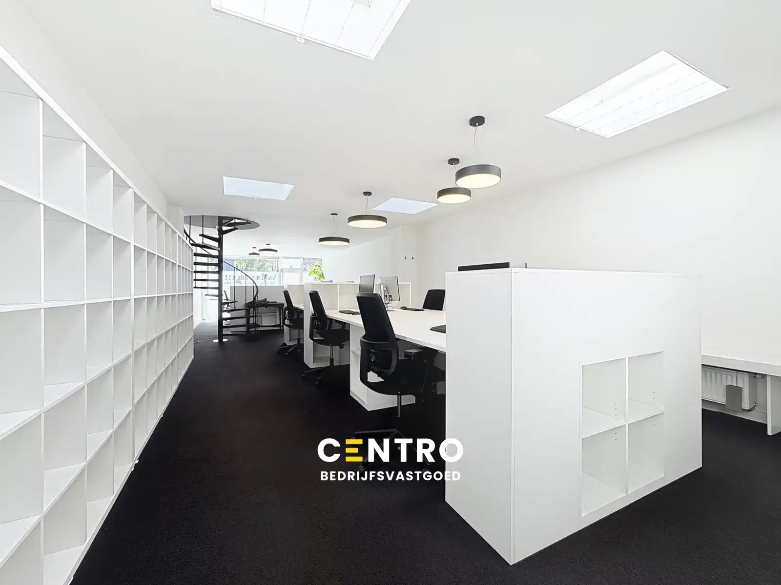 TOPLOCATIE: Lichtrijk en instapklare KANTOORGEBOUW (13 werkplaatsen) met ruime (198 P) parkeergelegenheid voor de deur! Vlakbij het station van Brugge. foto {{pictureIndex}}
