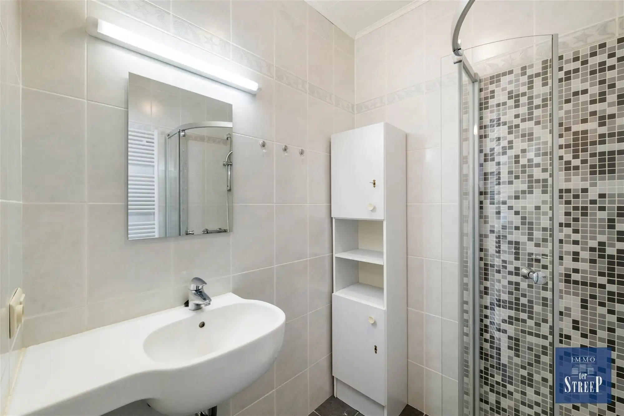 Lichtrijke studio met zijdelings zeezicht foto 9