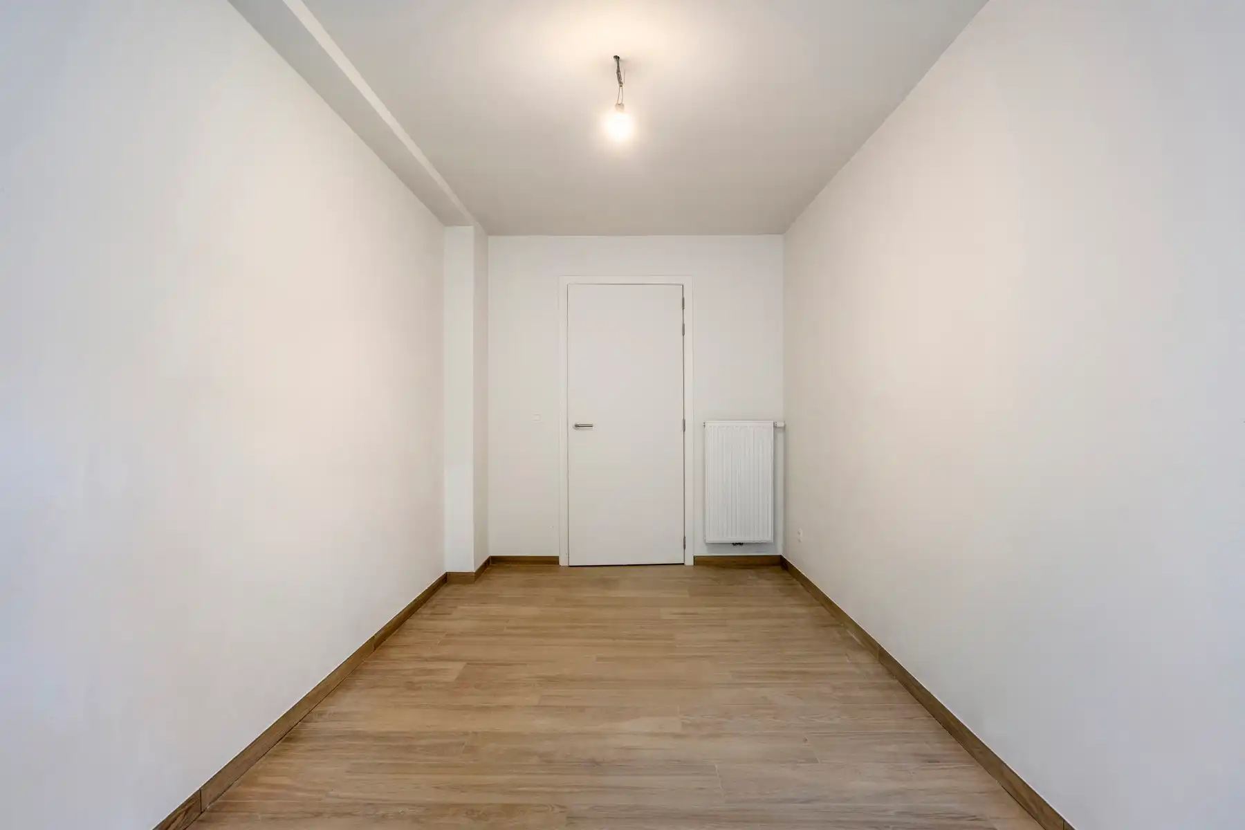 Prachtig gerenoveerd 2-slaapkamerappartement met tuin foto 18