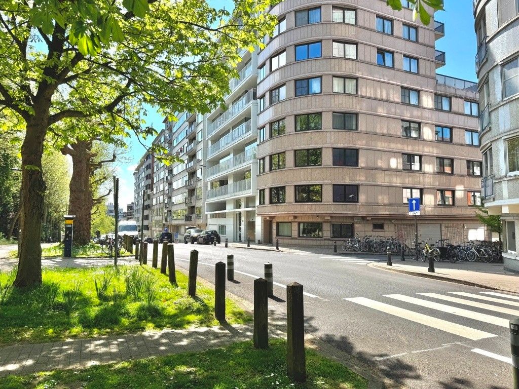 Parkzicht-appartement met drie slaapkamers en twee terrassen. foto {{pictureIndex}}