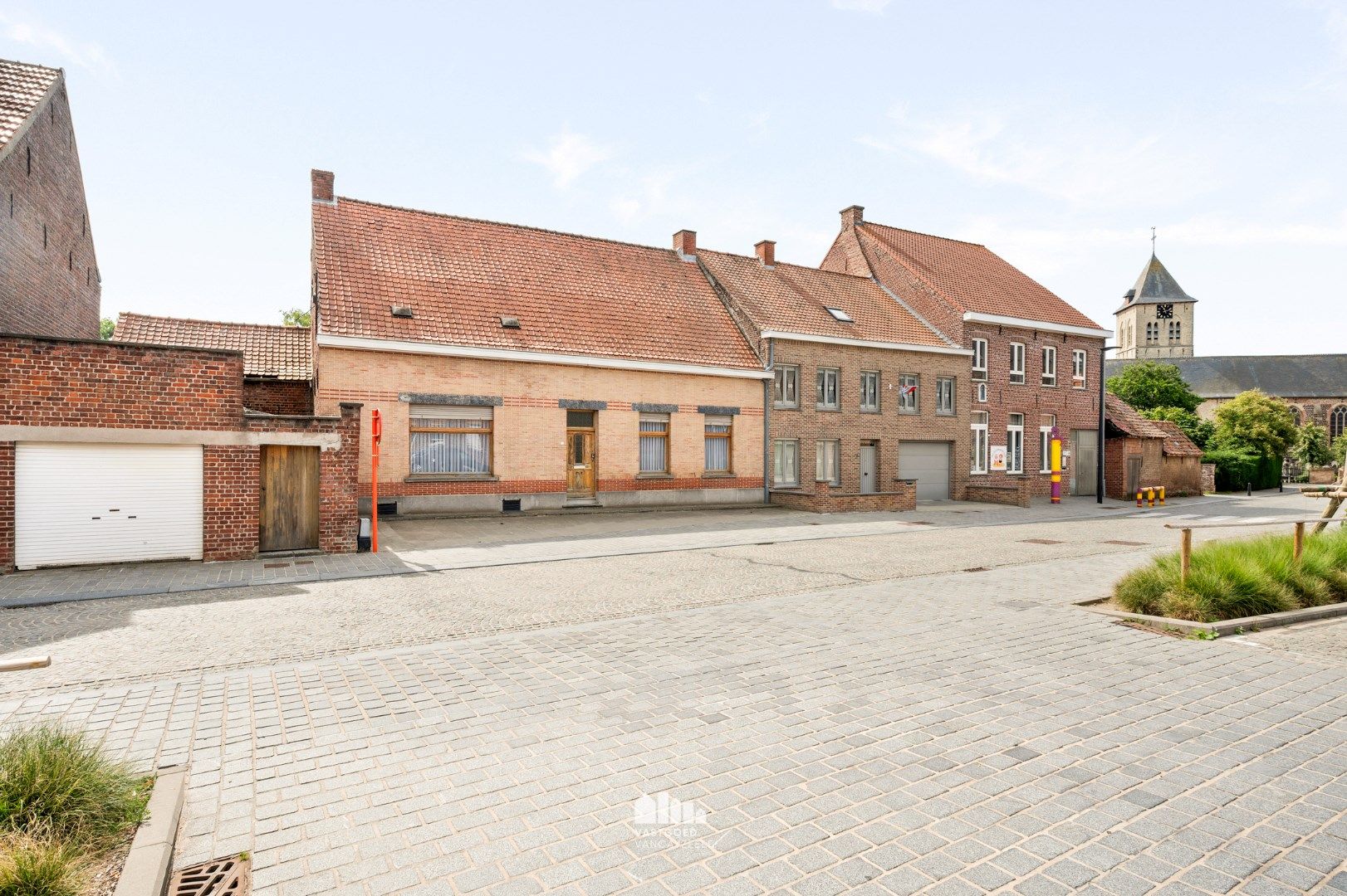 Te renoveren karaktervolle woning met garage in de dorpskern op een perceel van 1.180m².   foto 3