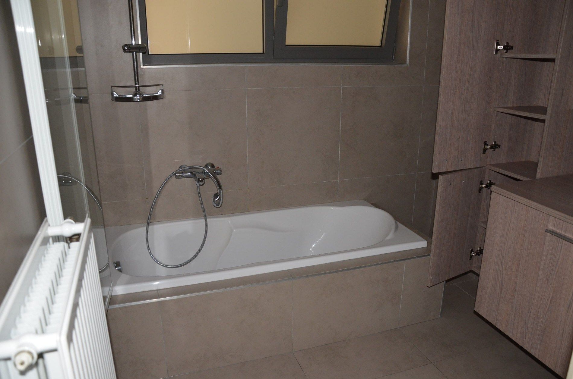 Gelijkvloers recent appartement met tuin. foto 3