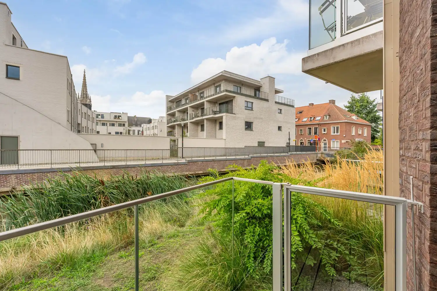 Recente studio met een terras op een groene ligging aan het water en in het centrum van Leuven! foto 7