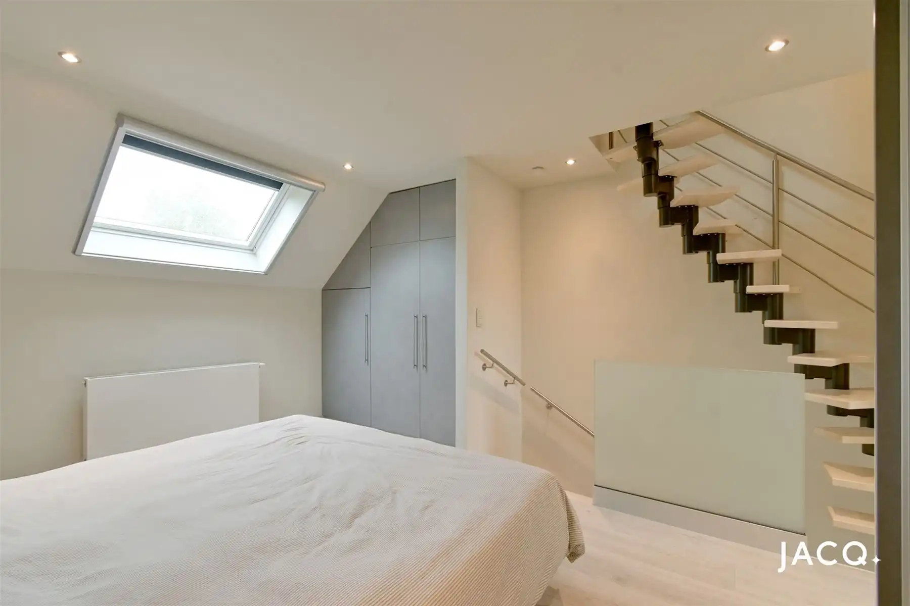 Gerenoveerde woning met 2slpk's, ruim terras en garage! foto 10