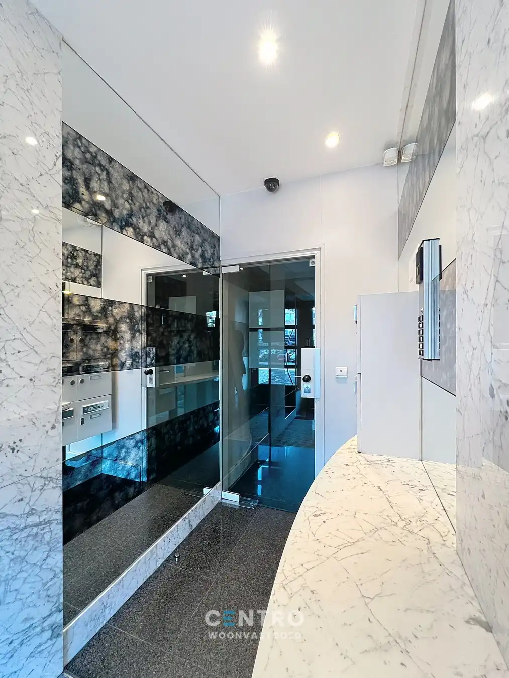 Appartement op AAA-locatie: ruim (127m²), ZONNIG doorloopappartement op de Grote markt (o.a. 2 slpk, dressing, 2 badk, 2 terrassen). foto 3