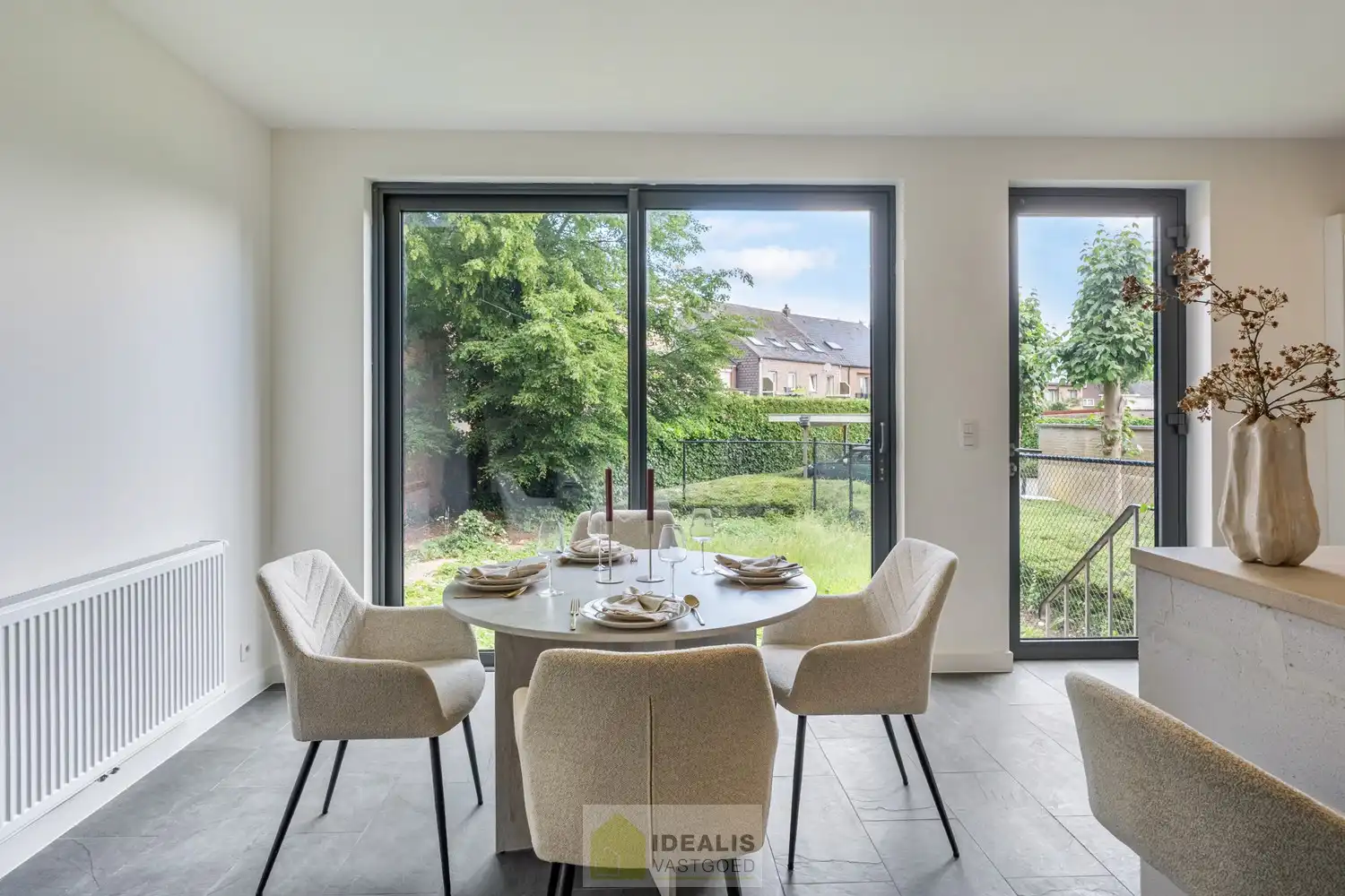 PRACHTIG GERENOVEERD GELIJKVLOERSAPPARTEMENT MET STADSTUIN IN HARTJE HAMONT! foto 17