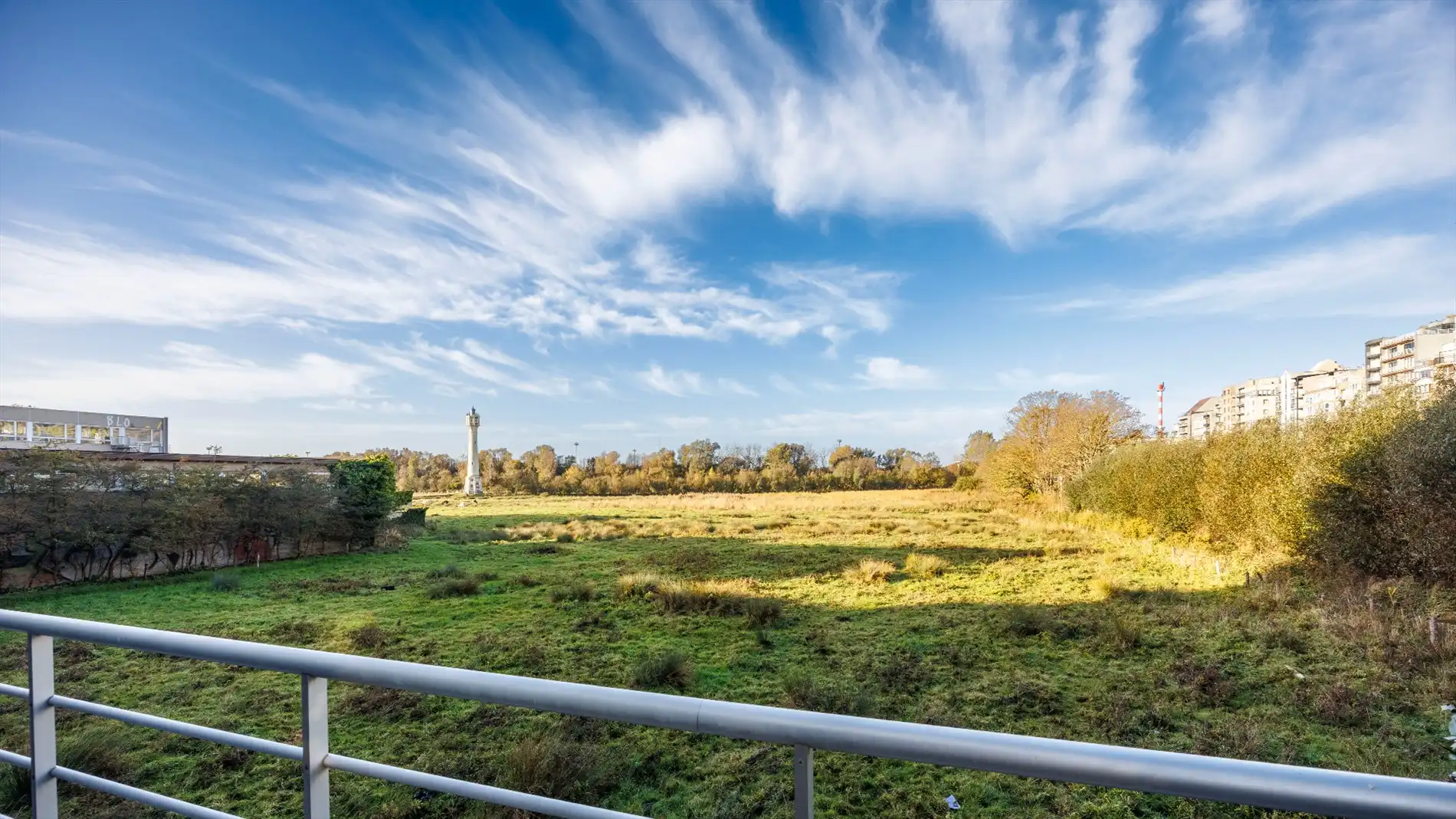 Gelijkvloers appartement met uitzonderlijk zonnig terras en zicht op natuurgebied, op een boogscheut van de zeedijk te Heist. foto 2