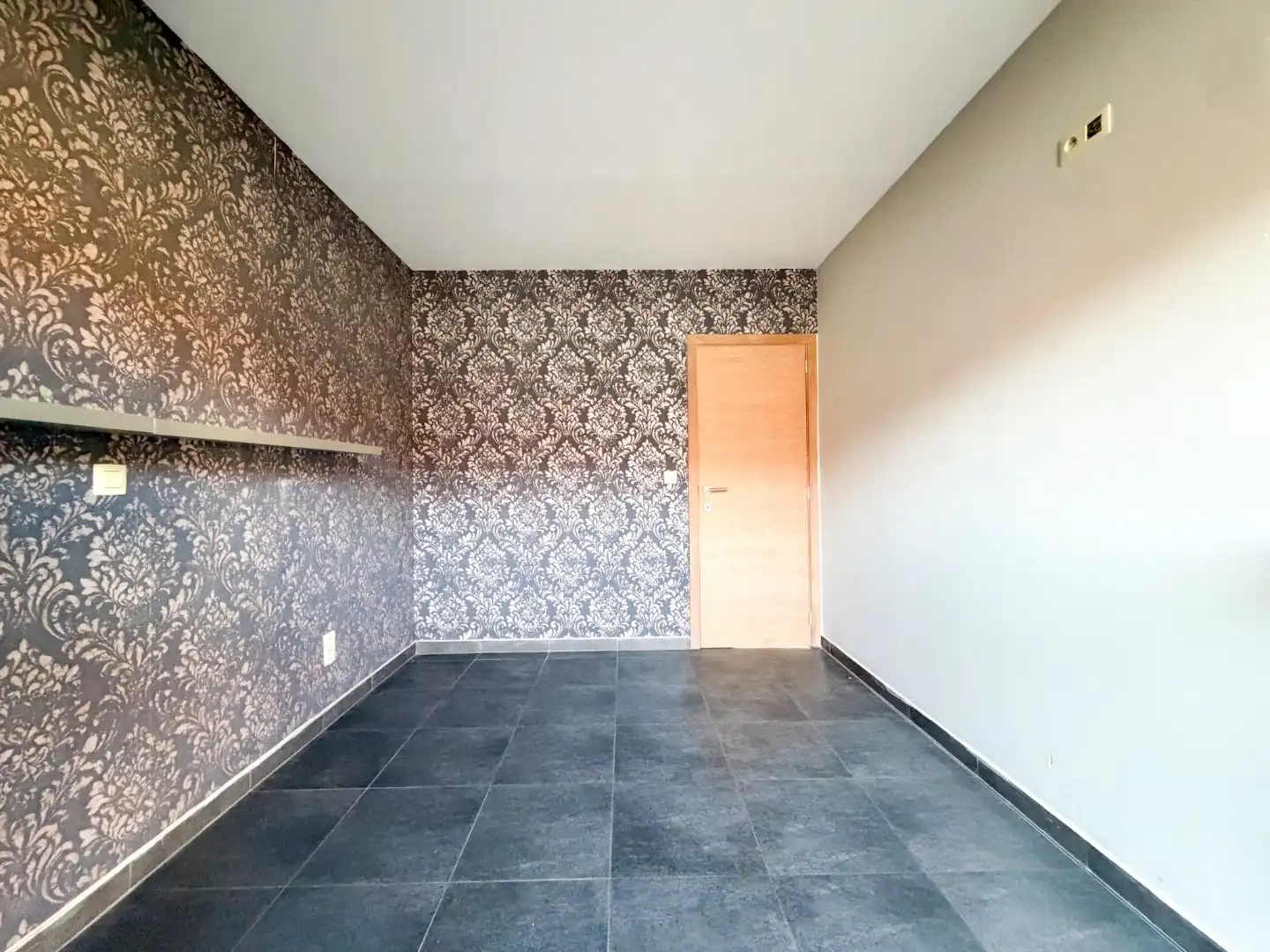 Lichtrijk gelijkvloers appartement met 2 slpk, garage en autostandplaats foto 14