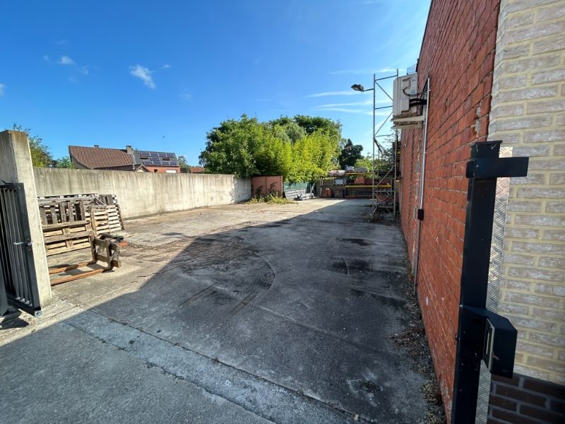 Goed gelegen magazijn met buitenopslag, overdekte opslagruimte en kantoor foto 6