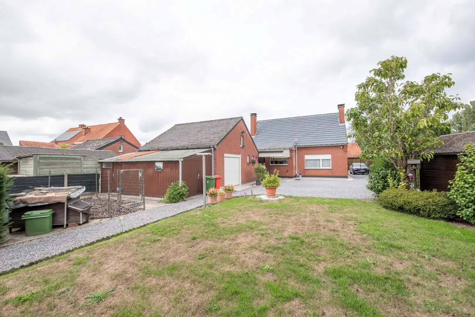 Goed onderhouden, open bebouwing met 3 slaapkamers op 831 m² foto 5