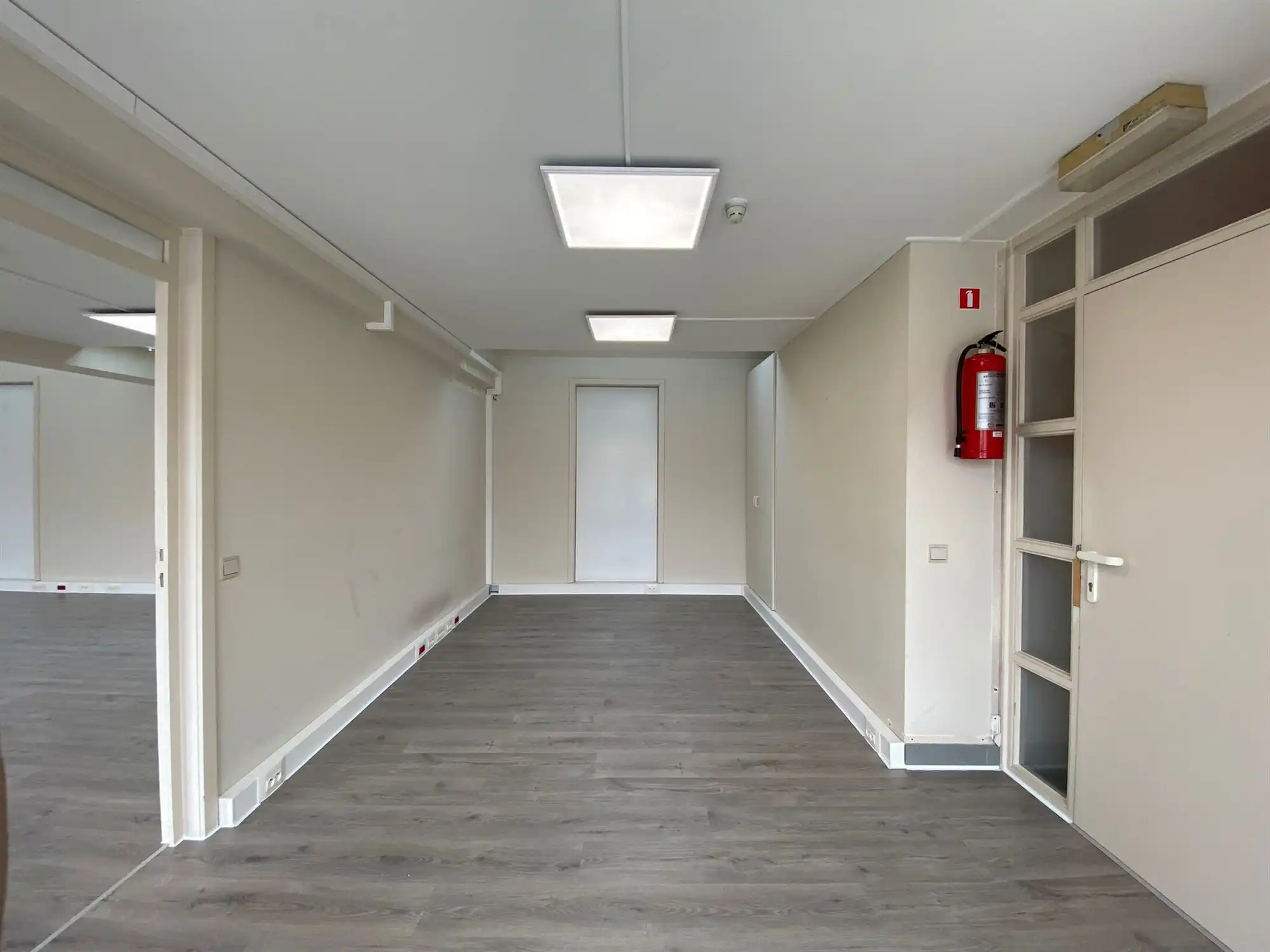 Kantoorruimte op commerciële ligging - 3 afzonderlijke units en kitchenette foto 11
