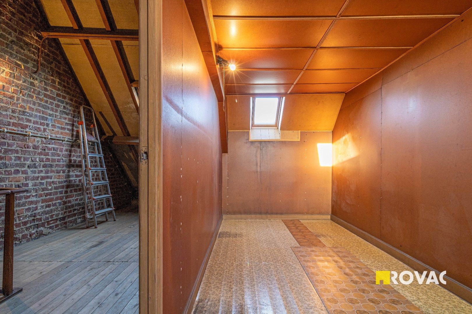 Te renoveren woning met 3 slaapkamers, uitweg en dubbele garage foto 16