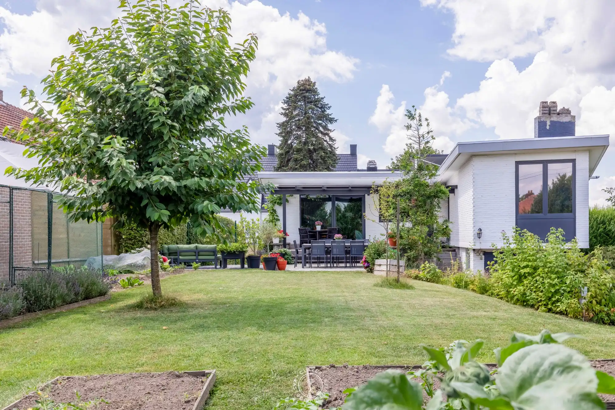 Ruimte, comfort en een uitstekende bereikbaarheid komen in deze verzorgde bungalow perfect samen. foto 2