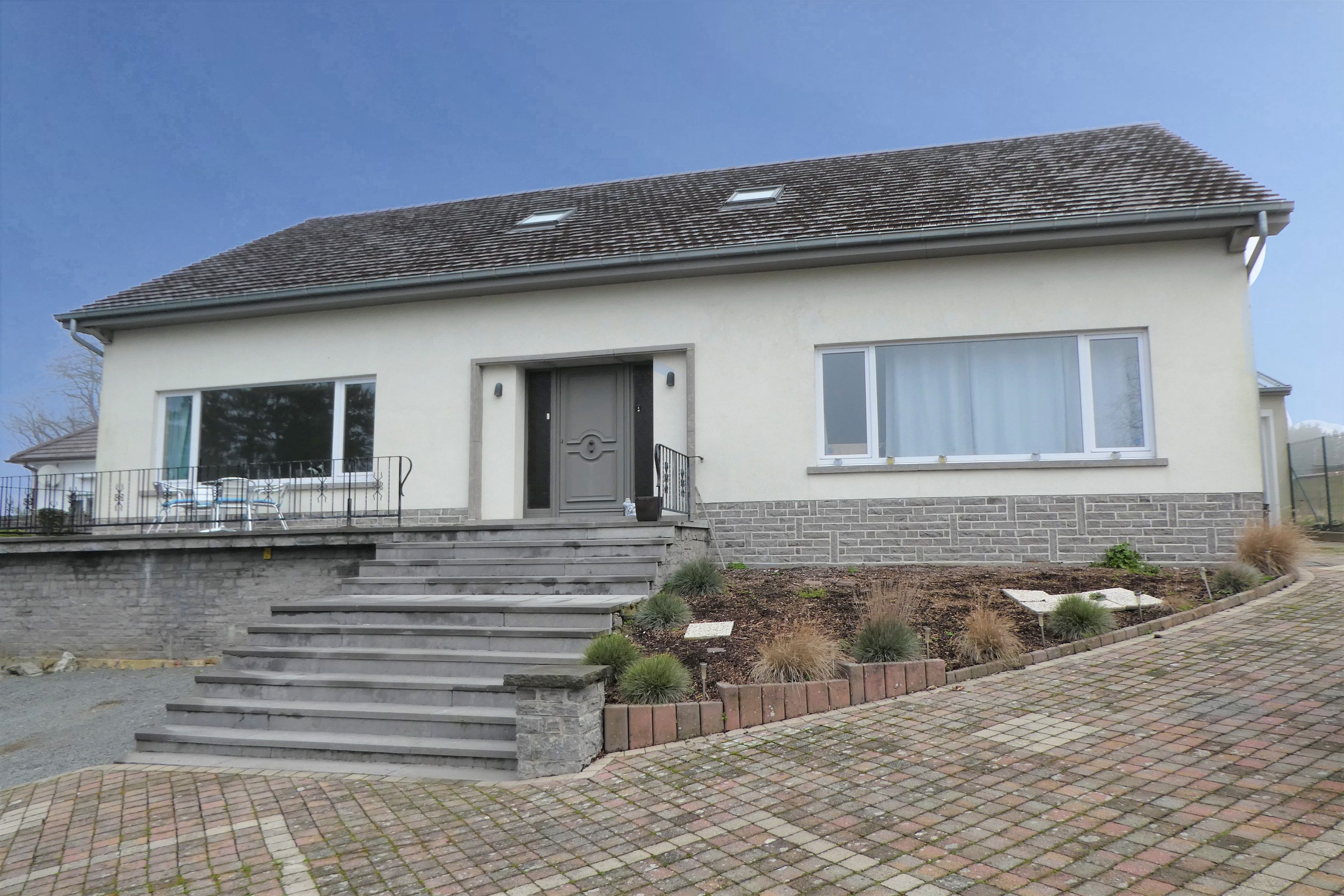 Prachtige koppelwoning met zonnig terras van 16m² en 2 autostaanplaatsen. Veel lichtinval door de grote ramen. foto 20