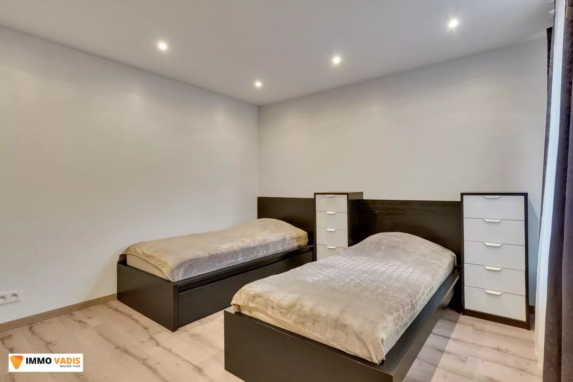 Handelspand  en appartement met garage en parkeerplaatsen foto 7