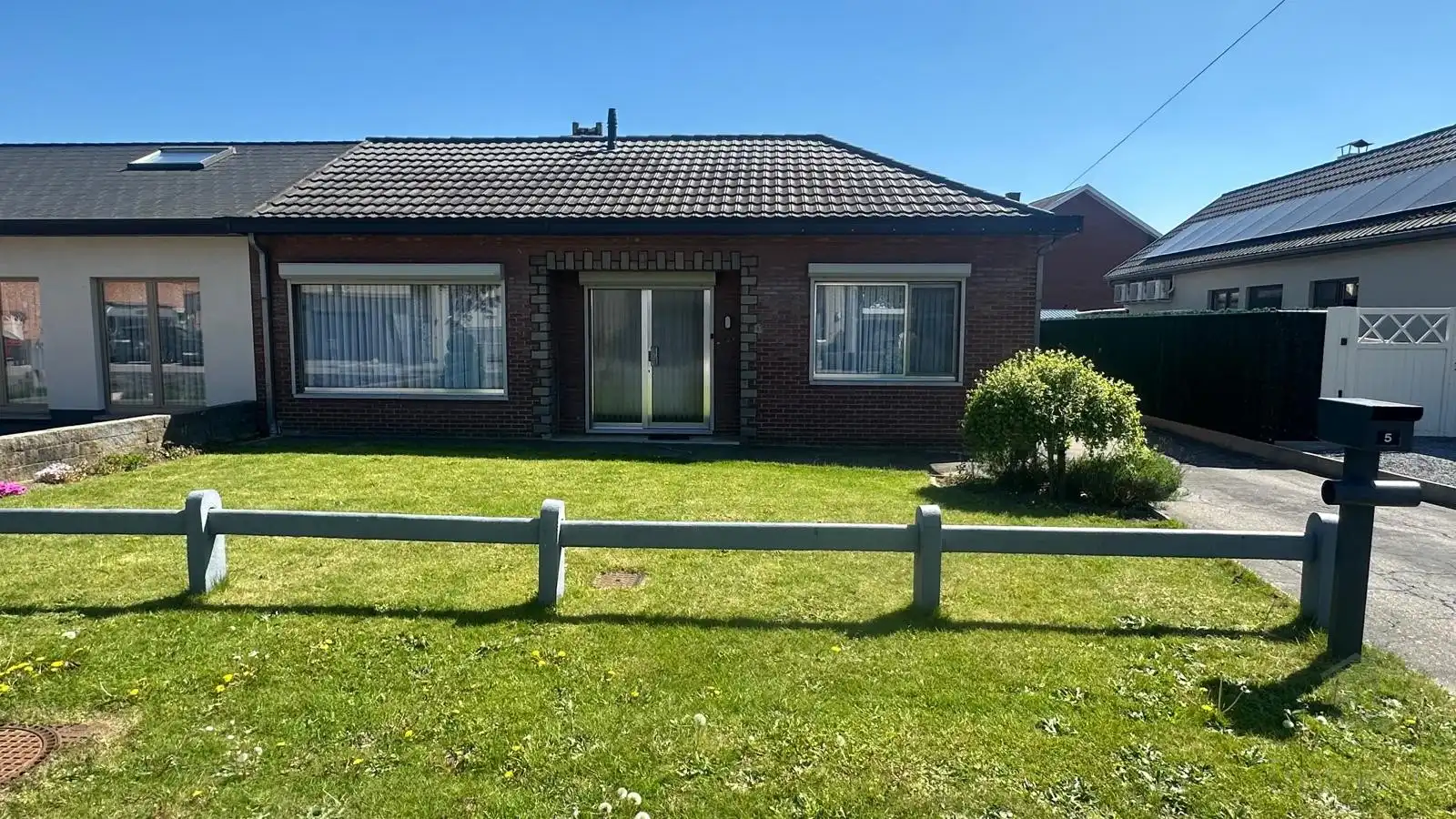 Gelijkvloerse woning met 3 slaapkamers, tuin en garage foto {{pictureIndex}}