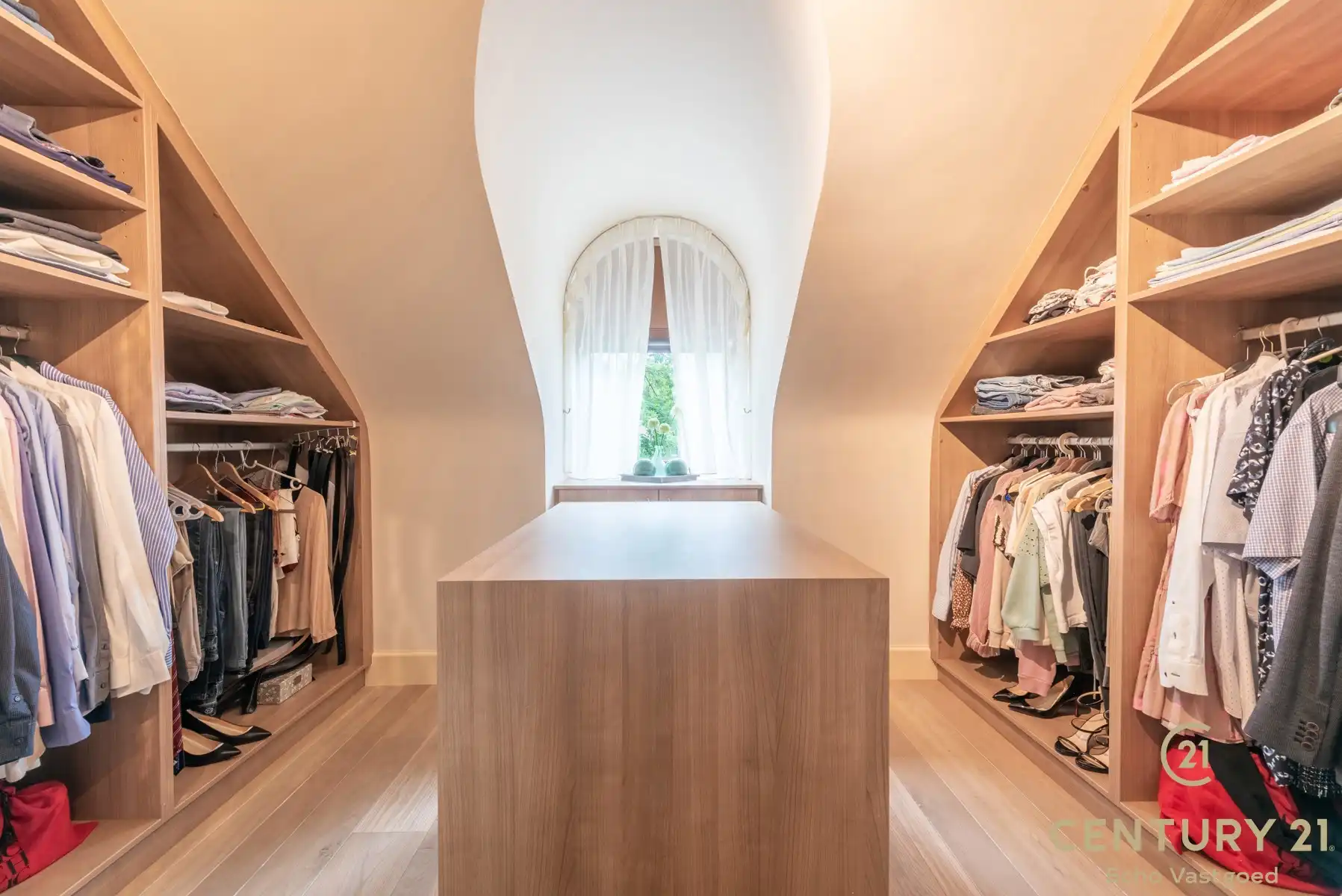 Riante villa met 5 slaapkamers, 4 badkamers en binnenzwembad foto 19